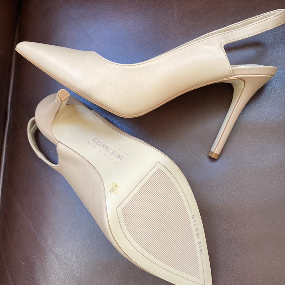 Women’s Tan Pumps